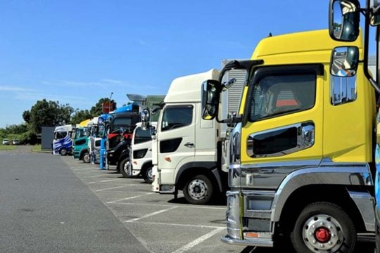 「サービスエリア混みすぎ」 なぜ駐車枠を増やしても混雑解消しないのか？ 4倍に拡張しても埋まり続ける“休憩難民”の現実