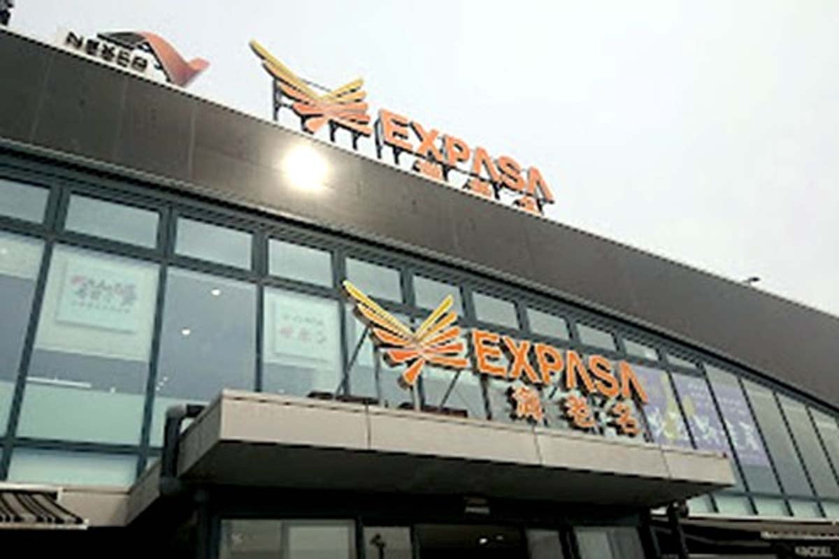 東名。海老名SA（画像：写真AC）