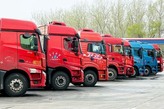 中国の「トラック電動化」が止まらない―― NEVシェア「54%」が突きつける物流逆転　ディーゼル優位が崩れる現場の現実日本は今後どうなる？