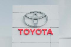 トヨタ「燃費改善」で首位、テスラと明暗――米国で3.3mpg差を生んだSUVシフトとは