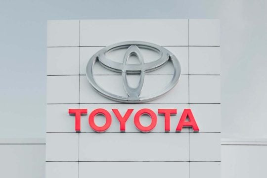 トヨタ「燃費改善」で首位、テスラと明暗――米国で3.3mpg差を生んだSUVシフトとは