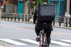 フードデリバリー配達員に広がる「青切符」の衝撃――「もうスマホは見られない」 1.2万円に震える現場と、可視化される“安全コスト”