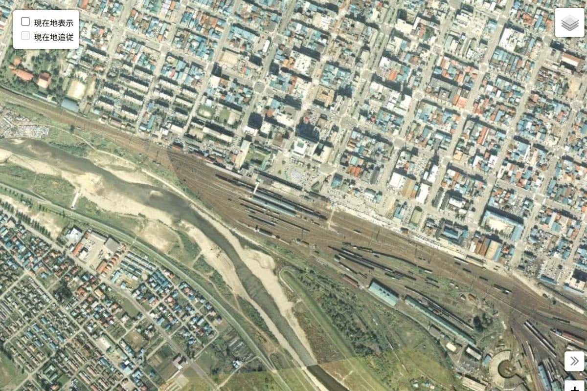 1975年頃の「旭川駅」周辺の航空写真（画像：国土地理院）