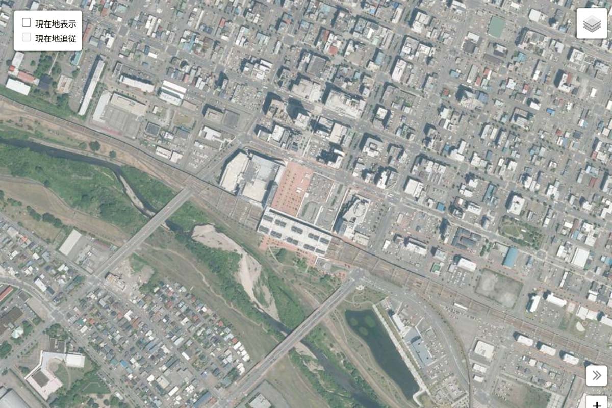 現在の「旭川駅」周辺の航空写真（画像：国土地理院）
