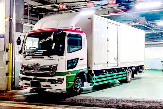 「手取りが減っても、辞められません」 6割のドライバーが直面する、「荷待ち改善」「収入減」が同時に進む物流現場の矛盾