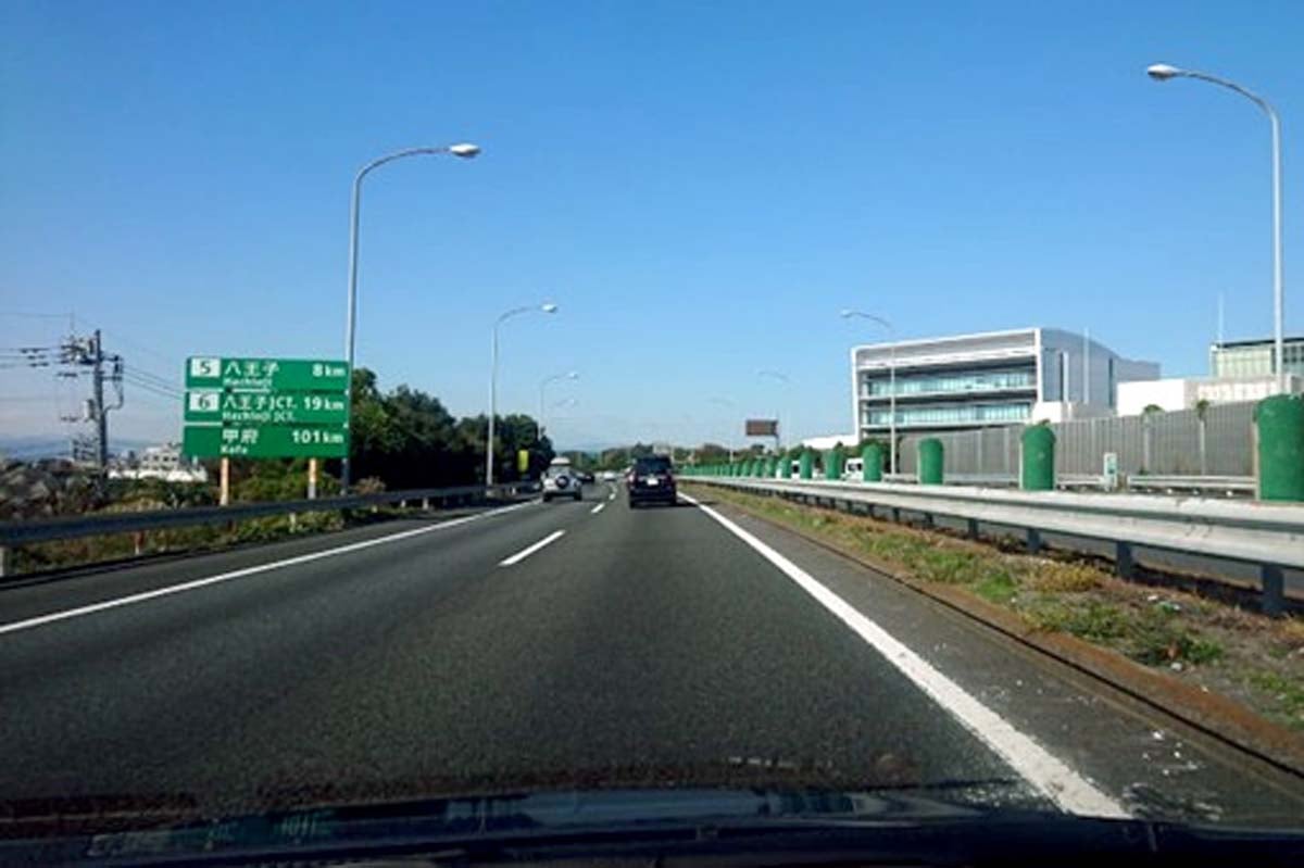 首都高4号新宿線に接続する中央自動車道（画像：都野塚也）