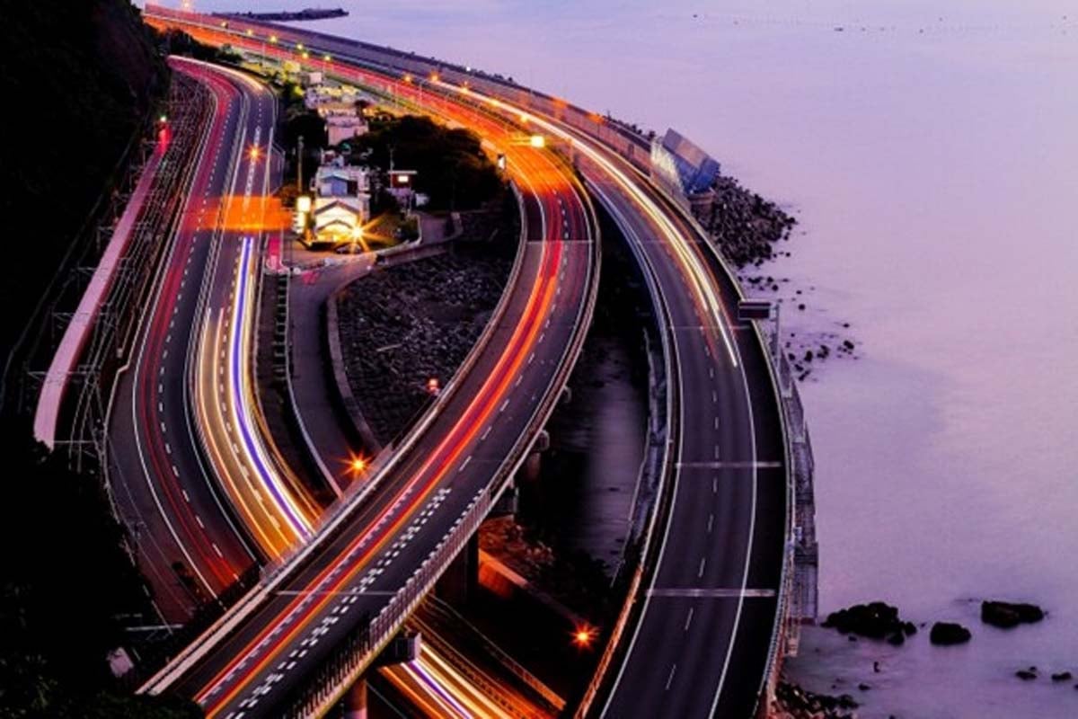 夜の高速道路（画像：写真AC）