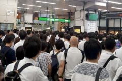「お客様第一」の終焉？ カスハラ主犯は「50代以上の男性」――小田急電鉄が全70駅にボディカメラ導入、その理由とは