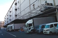 「トラックを休ませた代償がこれですか？」 残業960時間規制で露呈した、物流が止まる“もう一つの現場”