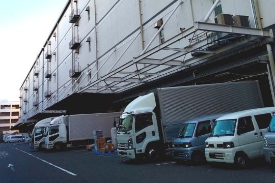 「トラックを休ませた代償がこれですか？」 残業960時間規制で露呈した、物流が止まる“もう一つの現場”