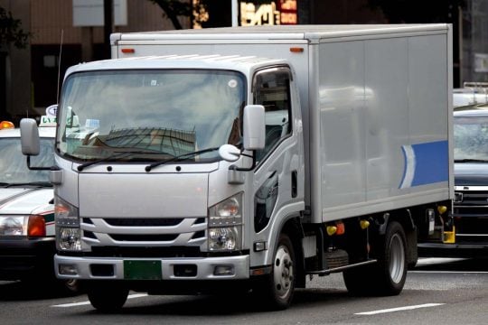 「良いトラックドライバーでありたい」 そんな善意が企業リスクに変わる？ 10%の現場で続く“隠れ手伝い”が荷主を追い詰める