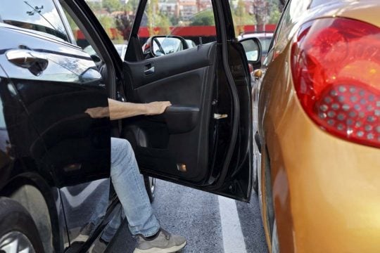 被害が減らない「ドアパンチ」 3割超が被害経験！ なぜ「逃げ得」が横行するのか？ 愛車を守れない駐車場の現実