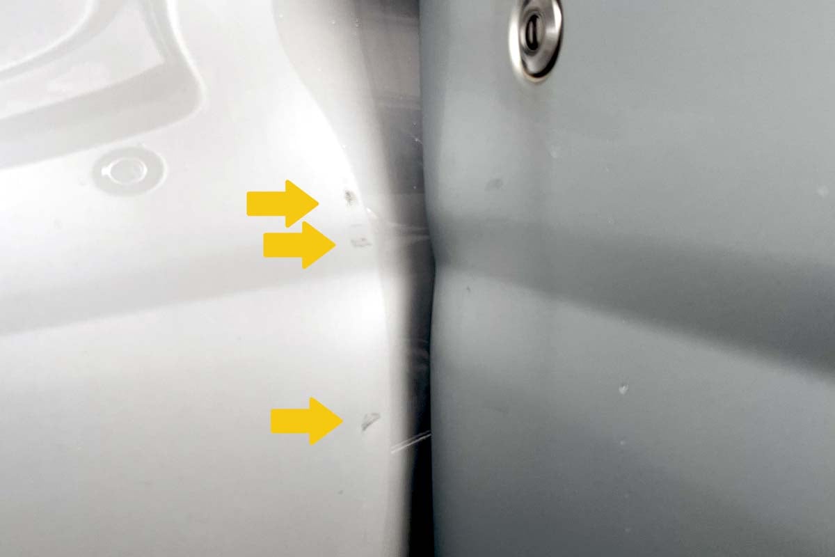 ドアパンチによってついた車両の傷(画像:法科学鑑定研究所)