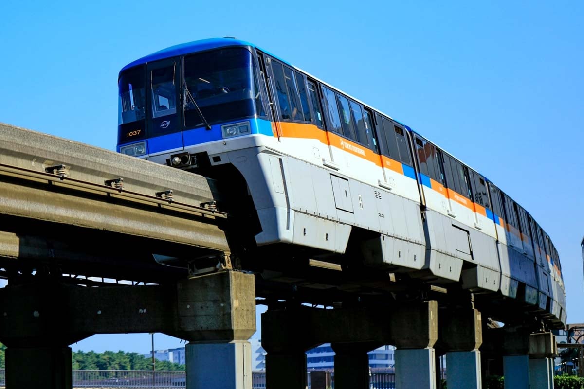 運行中の東京モノレールの車両(画像:写真AC)