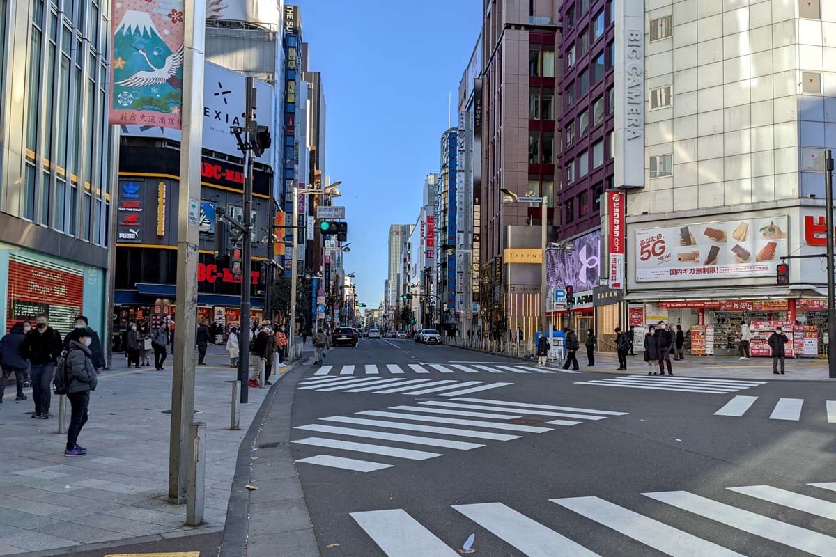 新宿駅東口（画像：写真AC）