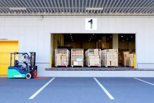 「これは休憩じゃない、拘束だ」――なぜトラック運転手は“荷下ろし前”に消耗するのか？ 待機3割が映す物流の歪みとは