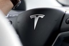 「EV電池」再編が加速！ 「120万円」控除終了で揺れる市場、テスラが進める再定義とは