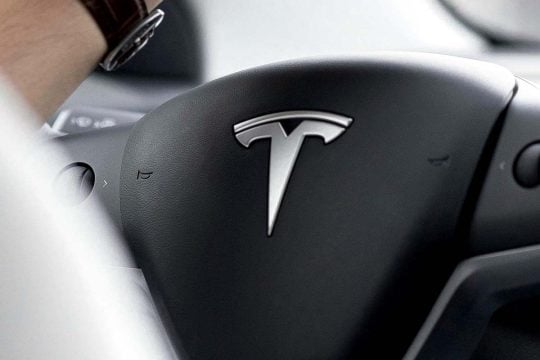 「EV電池」再編が加速！ 「120万円」控除終了で揺れる市場、テスラが進める再定義とは