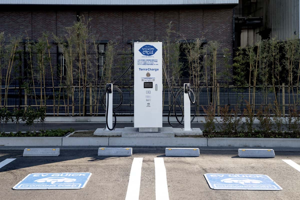 キリシマ グリーンシップ イコイアに設置されたEV急速充電器(画像:TerraCharge)