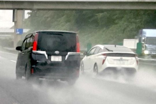 40代の99%が「雨天運転」に恐怖？ もうすぐ梅雨、日常運転に潜むギャップが突きつける見過ごされた課題とは