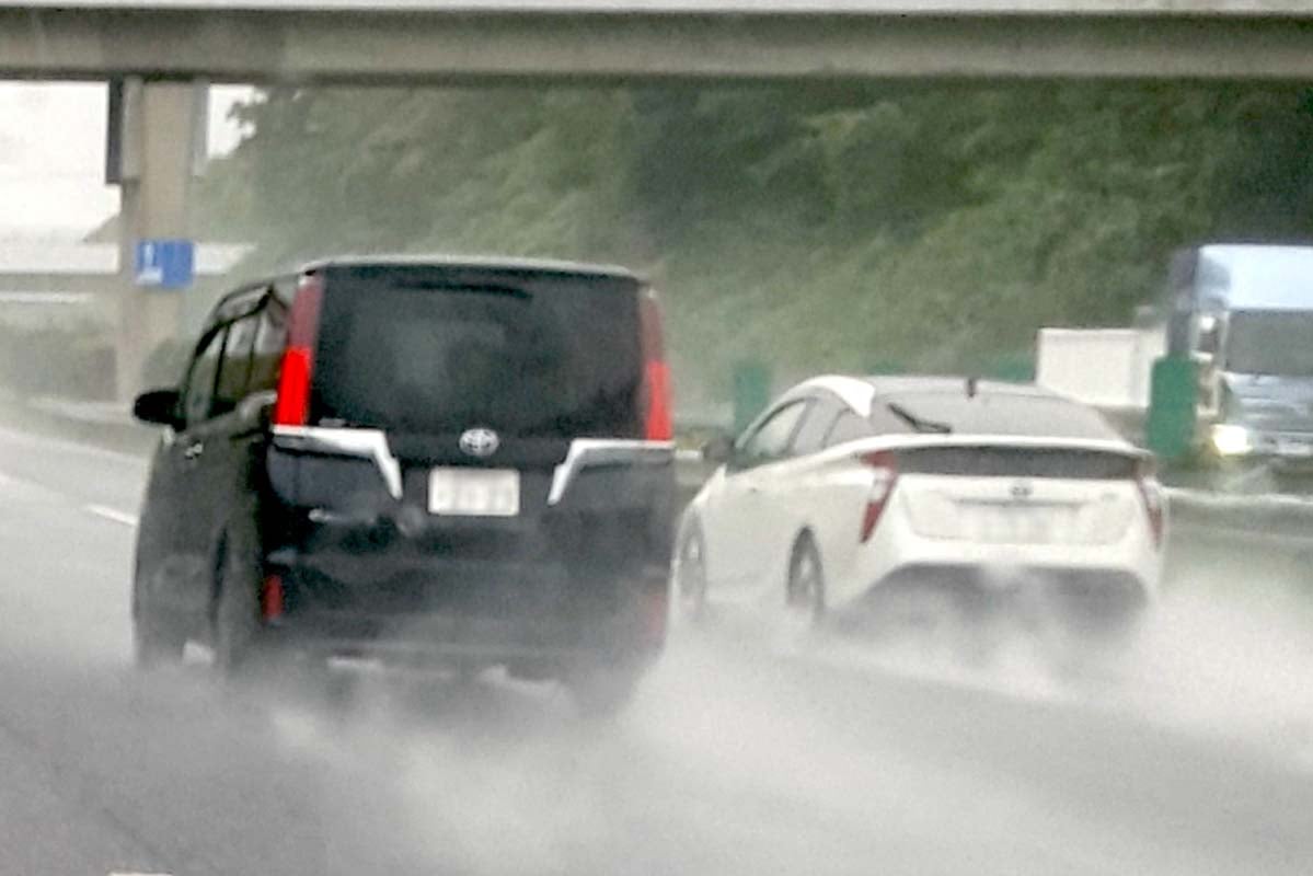 雨と自動車（画像：写真AC）