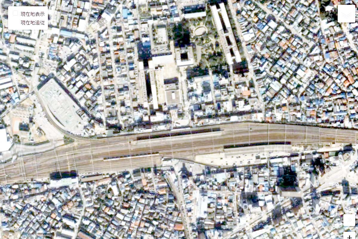 1990年頃の「金町駅」周辺の航空写真（画像：国土地理院）