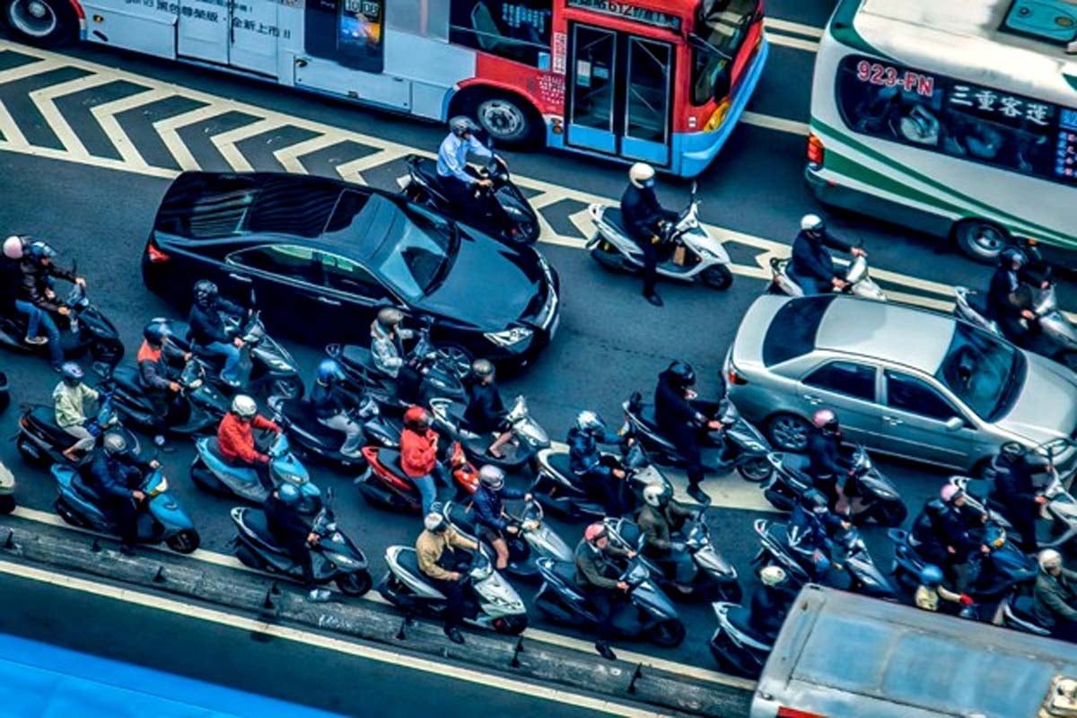 二輪車での移動イメージ（画像：写真AC）