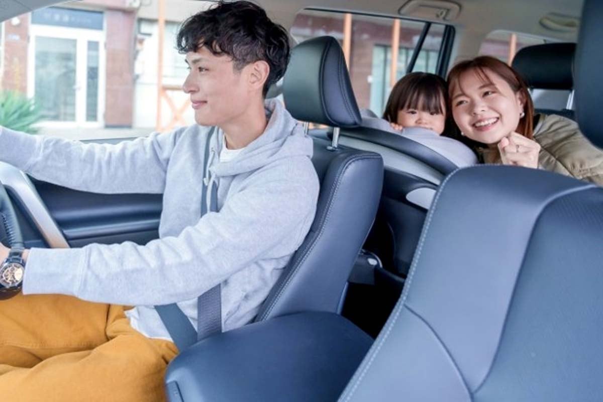 レンタカーで出かける家族のイメージ（画像：写真AC）