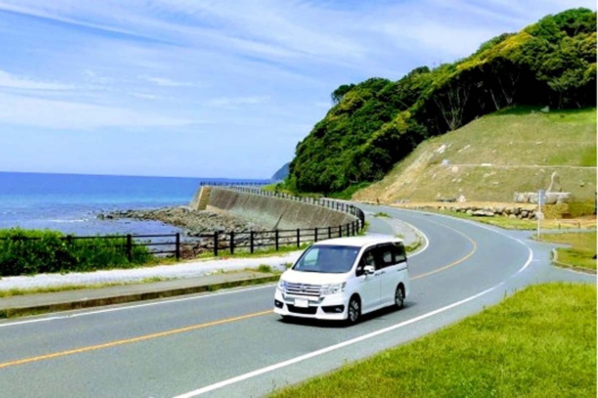 海岸沿いを走行するレンタカーのイメージ（画像：写真AC）
