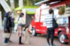 キッチンカーにはなぜ自然と列ができるのか？ 「7割超」が予定外に買ってしまう根本理由