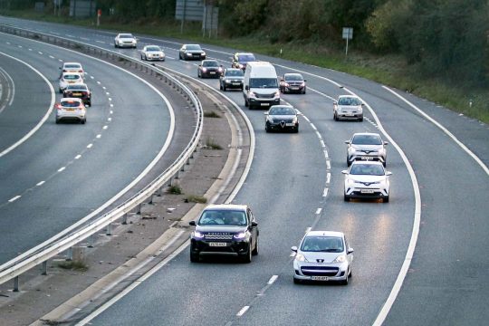 「私の車がスパイに？」 2500万台分の携帯通信データ収集が浮かび上がらせる、EV監視構造 英国