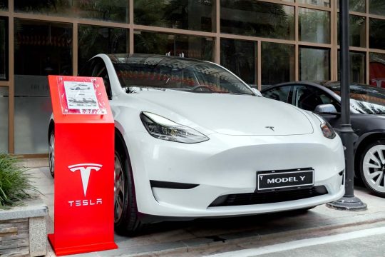 「EV一辺倒」は変わるのか？ テスラvsプリウスで見えた“クルマ選び”の新基準とは