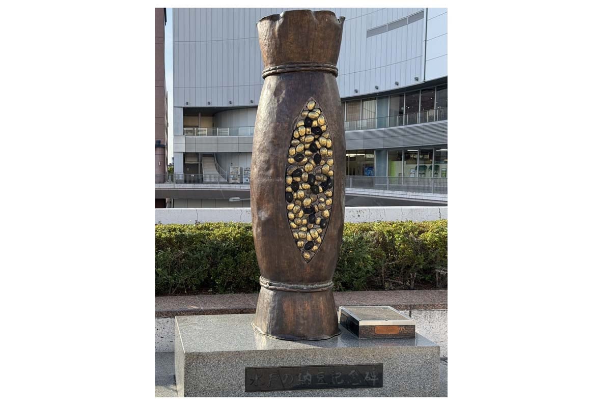 水戸駅前の水戸の納豆記念碑（画像：写真AC）
