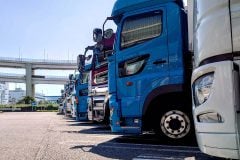 トラックドライバーの本音？ なぜ彼らの「6割」は“青切符”後の道路に不安を強めているのか