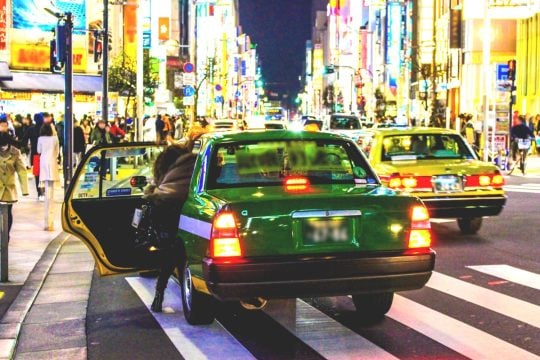 「深夜のタクシー料金」はどこまで下がるのか？ 相乗りで最安50%？ 既存インフラを活かした都市移動のアップデートとは