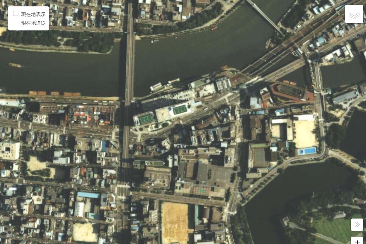1985年頃の「京阪HD本社」周辺の航空写真（画像：国土地理院）