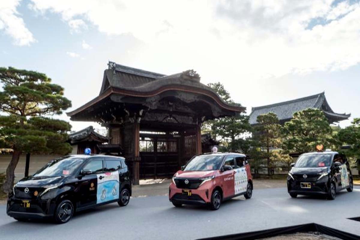 京都で運行中の軽タクシー（画像：日産自動車）