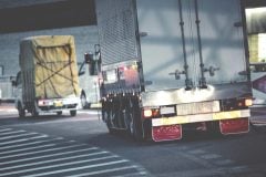 なぜスポットワークのドライバー求人は「3割超」も減ったのか？ 人手不足が続く物流現場、求人動向が変わった理由とは