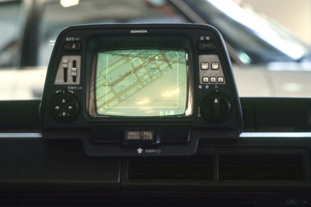 1981年撮影。第24回東京モーターショーに展示されたカーナビゲーション・システム。東京・晴海の東京国際見本市会場（画像：時事通信フォト）
