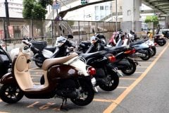 なぜ原付二種の困窮度は「約62%」に達しているのか？ 駐車場が増えても不足感が消えない根本理由