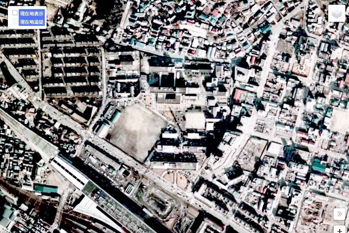 1975年頃の「広島駅」周辺の航空写真（画像：国土地理院）