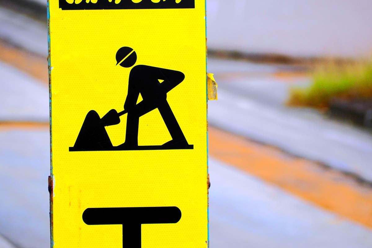 損傷した道路のイメージ（画像：写真AC）