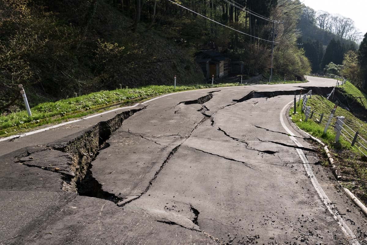 損傷した道路のイメージ（画像：写真AC）