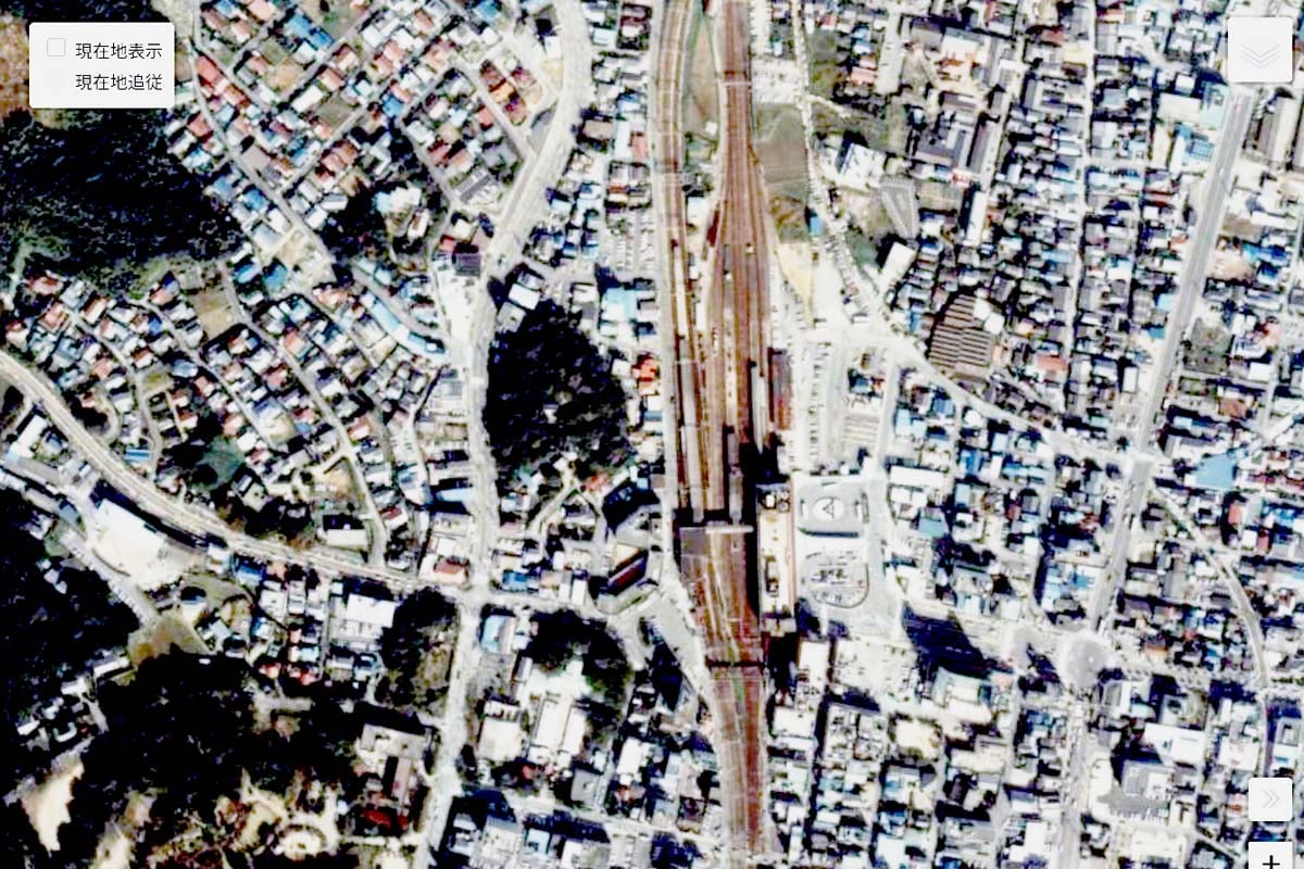 1980年頃の「津駅」周辺の航空写真（画像：国土地理院）