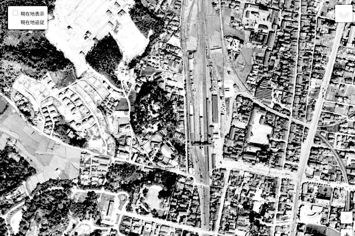 1963年頃の「津駅」周辺の航空写真（画像：国土地理院）