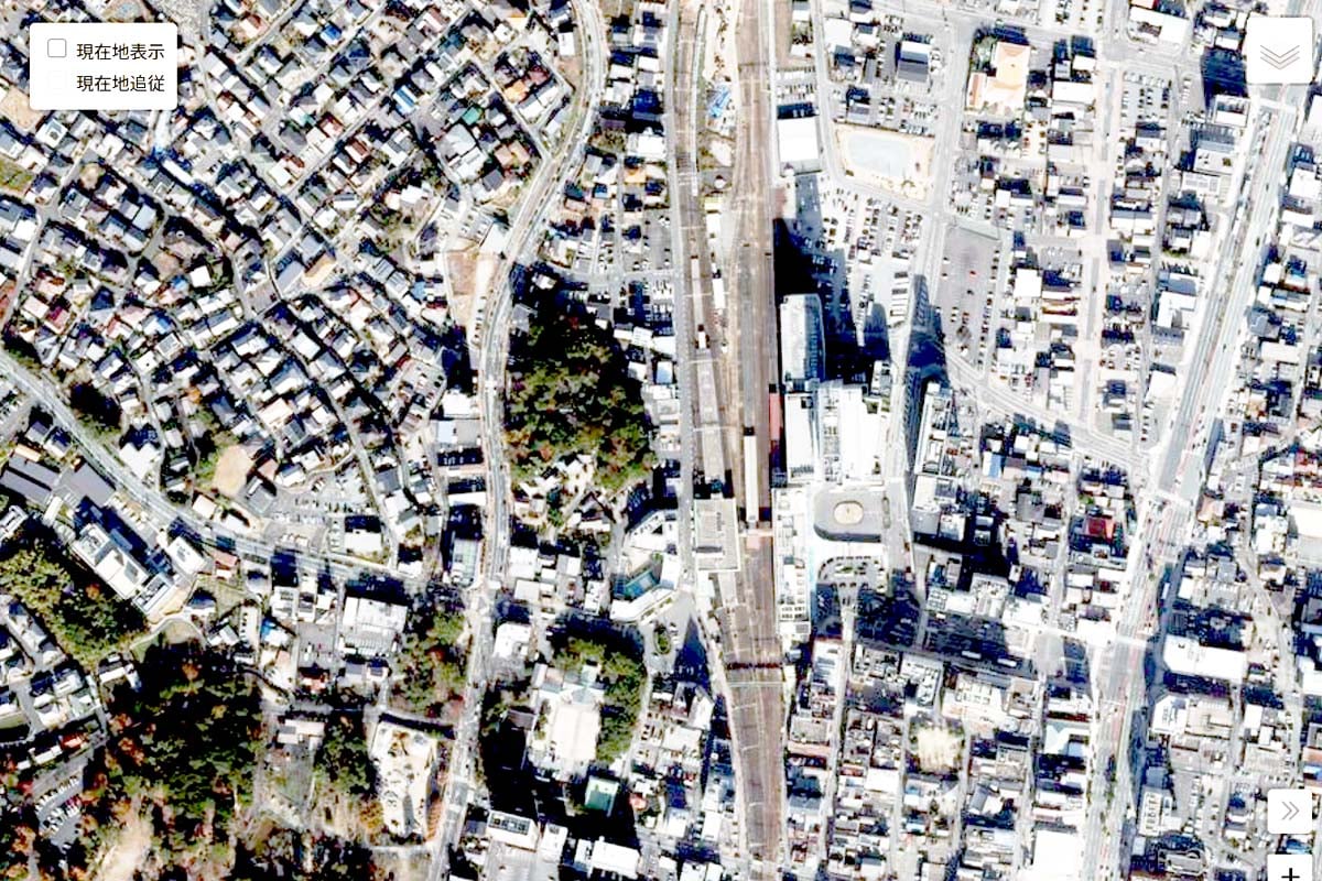 現在の「津駅」周辺の航空写真（画像：国土地理院）