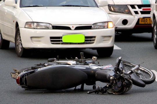 なぜ交通事故の犠牲者は“弱者”に集中するのか？ スマホ運転「リスク4倍」の裏にある世界の現実