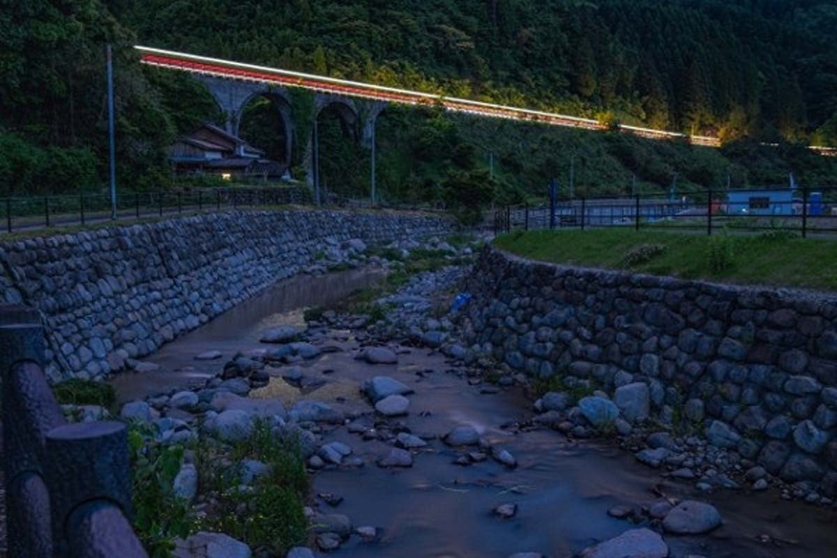 栗木野橋梁（金剛野橋）を通るバスの光跡（画像：写真AC）