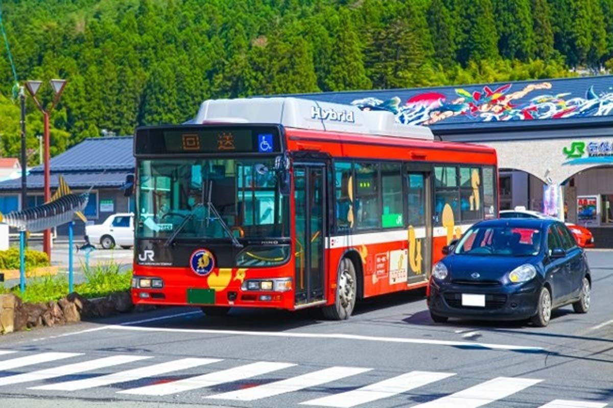 駅から道路を走るBRT（画像：写真AC）