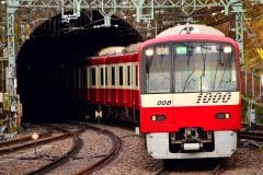 なぜ京急は営業収益を「1000億円」も増やせるのか？ 羽田空港駅の大規模改修と収益モデルの変化、問われる次の一手とは